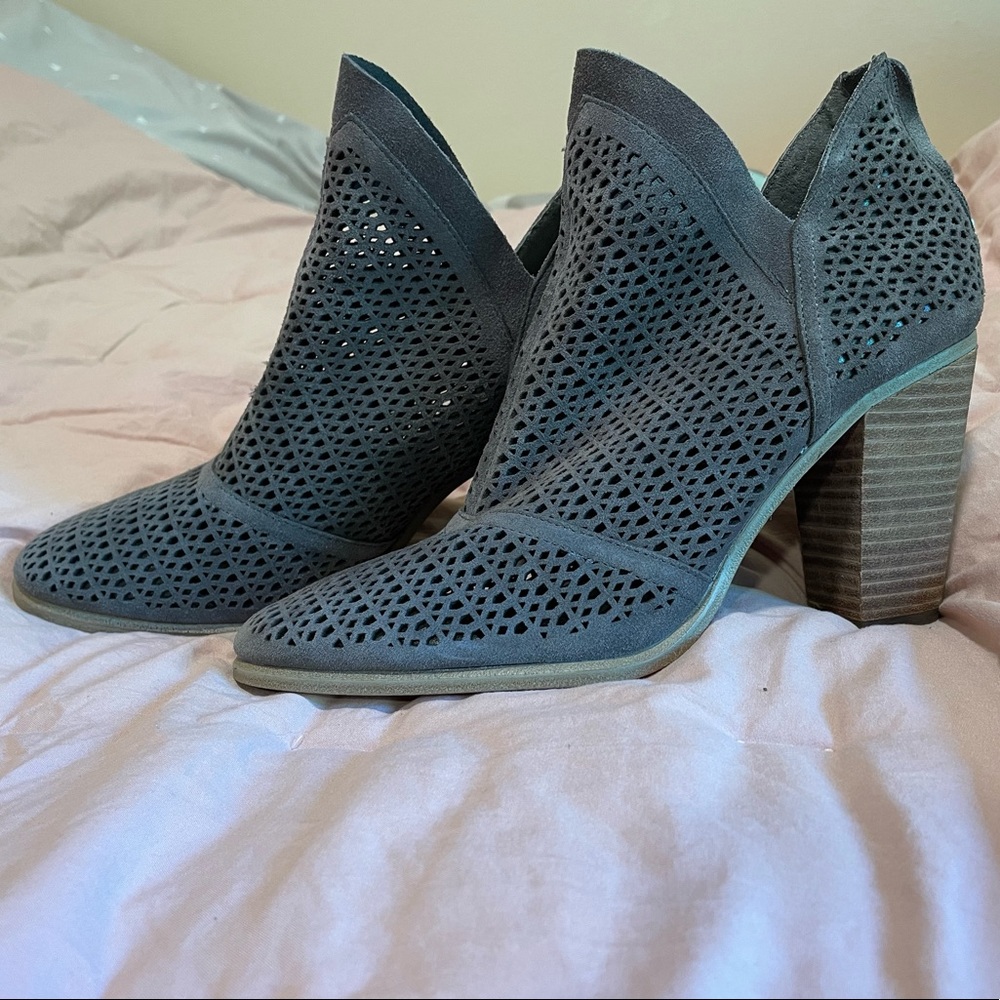 Vince Camuto Flunna suede booties size 9